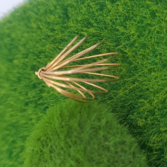 Elegant Gold Tone Wire Pendant P313 - Picture 2 of 3